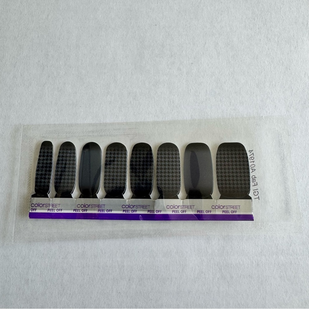 *Exclusive* Color Street: TGI Fab | Houndstooth Black Gray Blue Ombre Fall - Picture 5 of 15